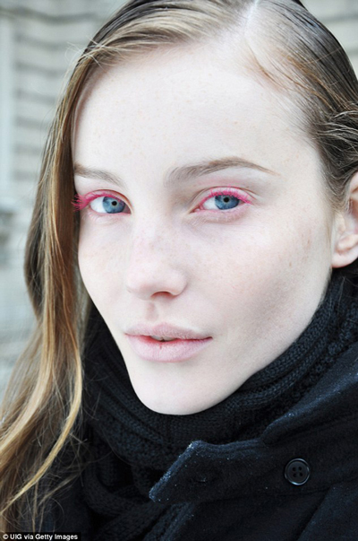 2017最新妆容流行趋势：大胆唇色、晒伤妆、雀斑妆