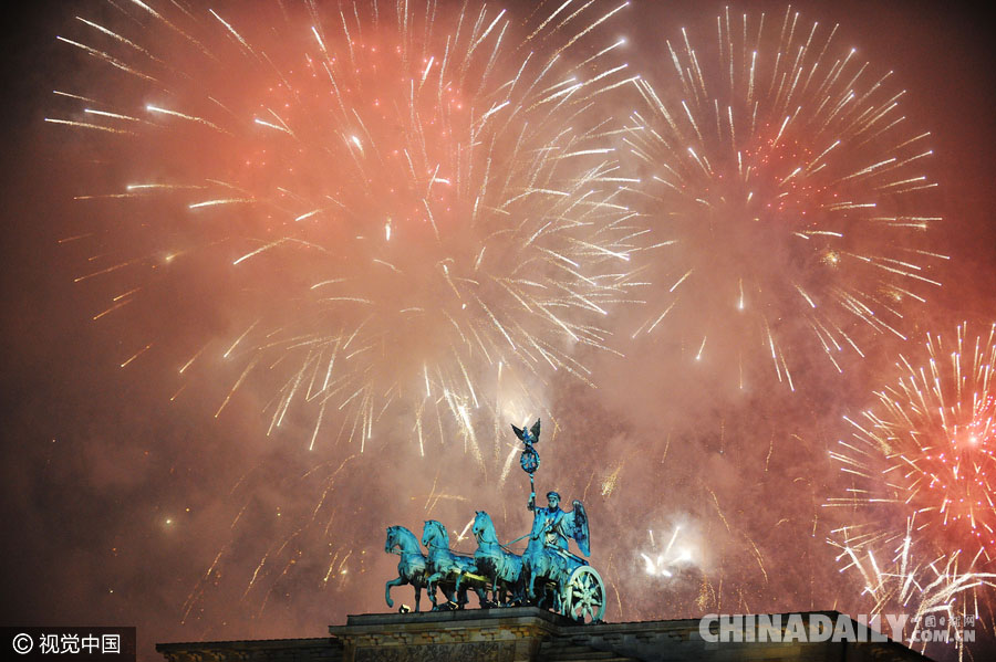 回顾世界各地点彩灯放烟花迎新年 憧憬2017年无限美好