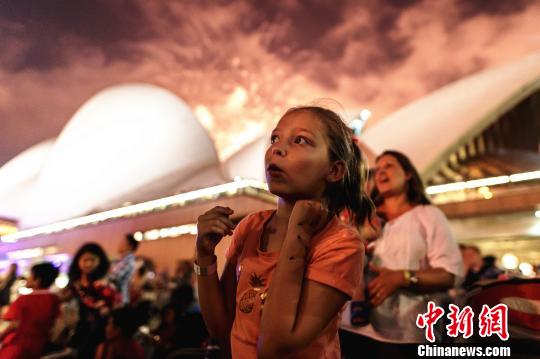 歌剧院附近观看跨年烟火盛典的孩子。 钟欣 摄