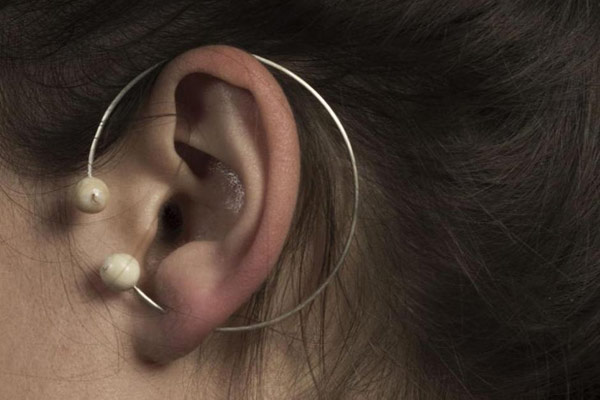 女子用人齿代替象牙做首饰（组图）