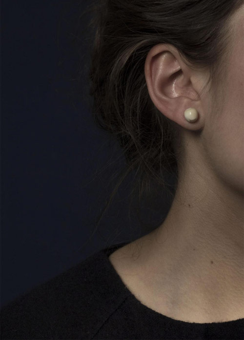 女子用人齿代替象牙做首饰（组图）