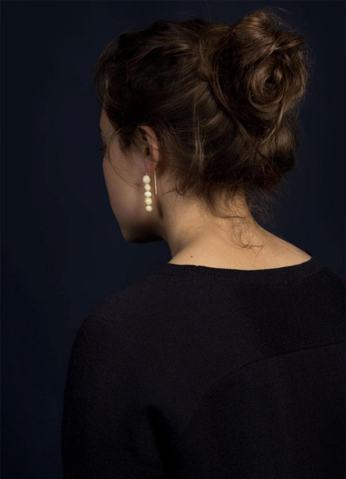 女子用人齿代替象牙做首饰（组图）