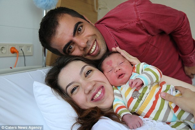 土耳其婴儿额头有心形胎记 一出生就走红