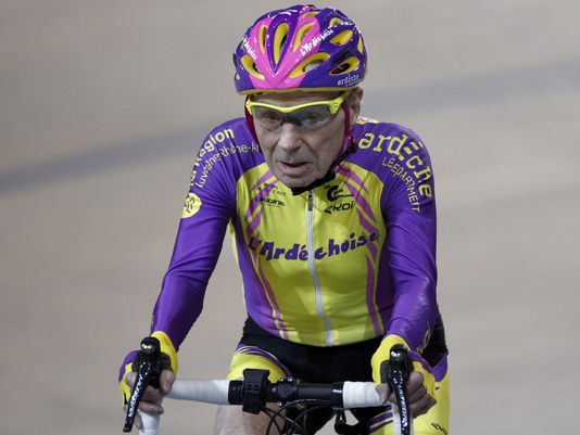 法国105岁自行车手再创世界纪录 1小时骑行22.547公里