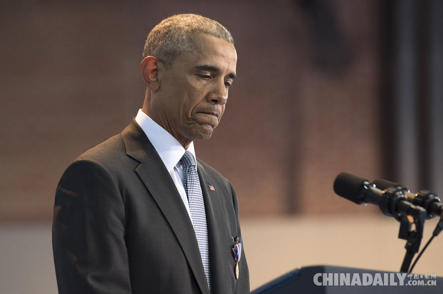奥巴马参加荣誉告别仪式 全程抿嘴神情凝重