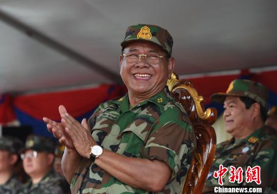 图为王家军总司令波尔沙伦在现场观看。　黄耀辉 摄