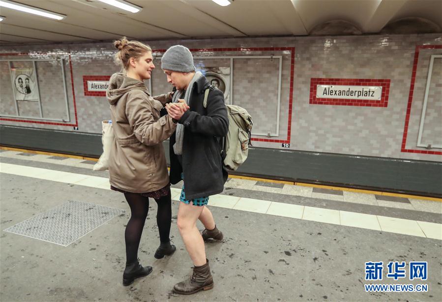 （国际）（3）柏林举行&ldquo;不穿裤子搭地铁&rdquo;活动