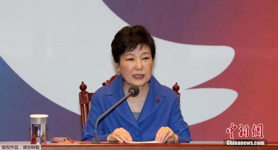 资料图:当地时间12月9日,韩国首尔,韩国国会通过总统弹劾案后,朴槿惠与韩国总理黄教安一起现身,与国务委员会面交谈。