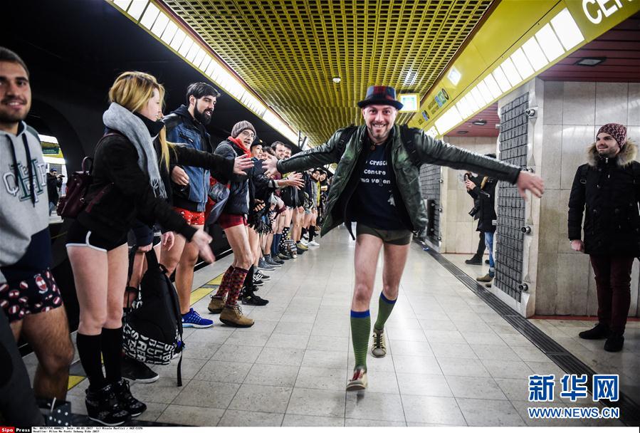 [12]（外代二线）米兰举行&ldquo;不穿裤子搭地铁&rdquo;活动