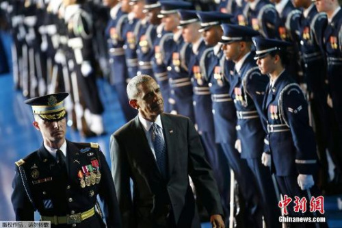 2017年1月4日，在美国首都华盛顿附近的迈尔·亨德森军事基地，奥巴马出席军方为他举行的欢送仪式。