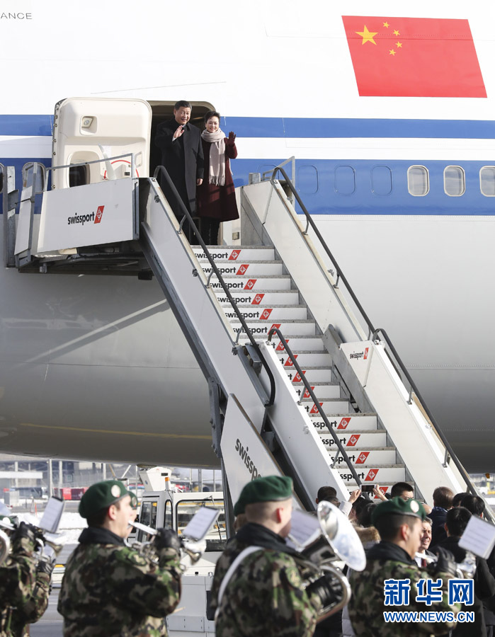 1月15日，国家主席习近平乘专机抵达苏黎世，开始对瑞士联邦进行国事访问。 这是习近平和夫人彭丽媛步出舱门。 新华社记者 丁林 摄