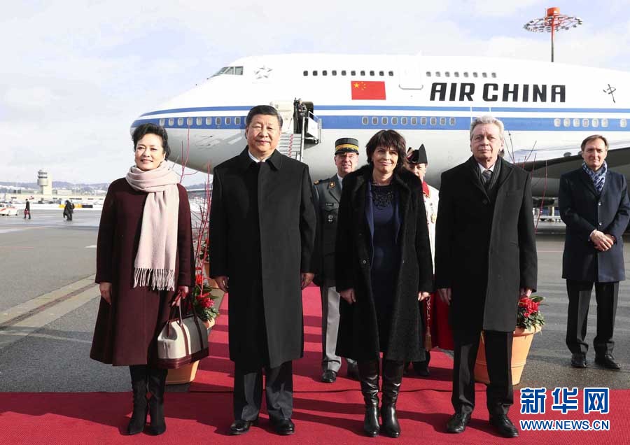 1月15日，国家主席习近平乘专机抵达苏黎世，开始对瑞士联邦进行国事访问。这是瑞士联邦主席洛伊特哈德在机场为习近平和夫人彭丽媛举行隆重欢迎仪式。 新华社记者 兰红光 摄
