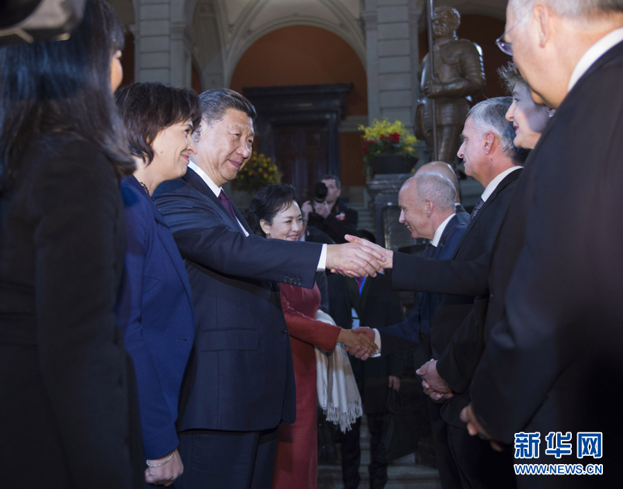1月15日，国家主席习近平在伯尔尼出席瑞士联邦委员会全体委员集体举行的迎接仪式并致辞。 新华社记者 谢环驰 摄