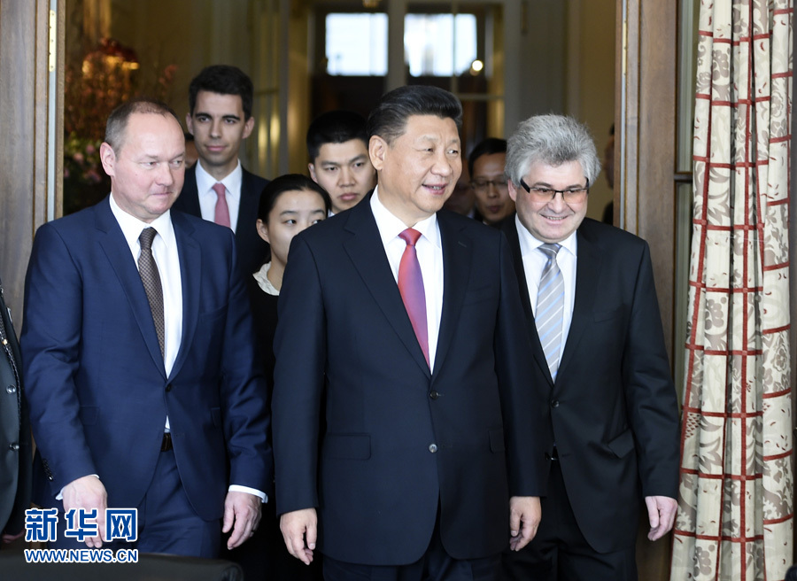 1月16日，国家主席习近平在伯尔尼会见瑞士联邦国民院议长施塔尔和联邦院议长比绍夫贝尔格。 新华社记者 谢环驰 摄