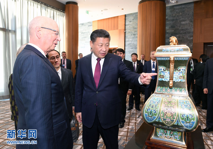 1月17日，國家主席習近平在瑞士達沃斯會見世界經濟論壇主席施瓦布。這是習近平向施瓦布介紹中華人民共和國贈送給世界經濟論壇的四面方尊。新華社記者 饒愛民 攝