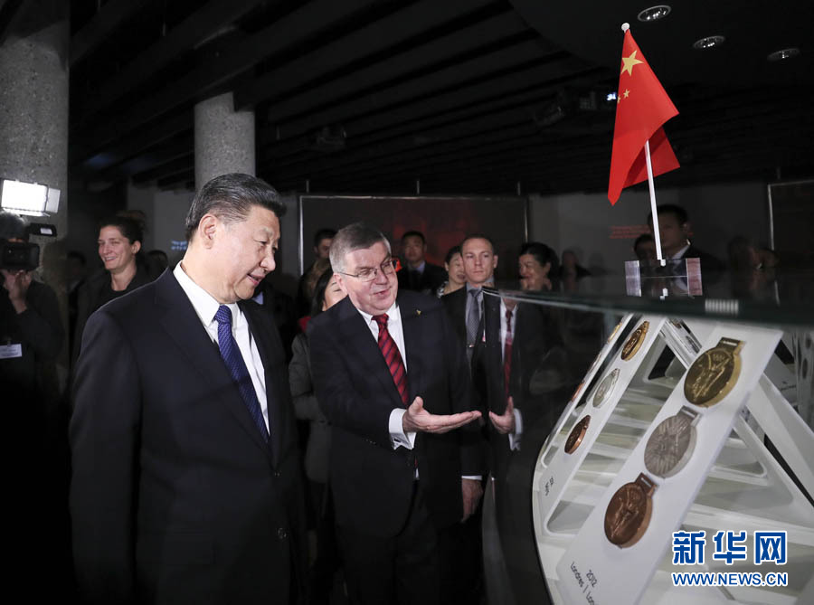 1月18日,国家主席习近平在瑞士洛桑国际奥林匹克博物馆会见国际奥林匹克委员会主席巴赫。这是会见后,习近平在巴赫陪同下参观往届奥运会奖牌展。新华社记者 兰红光 摄 1月18日,国家主席习近平在瑞士洛桑国际奥林匹克博物馆会见国际奥林匹克委员会主席巴赫。这是会见后,习近平在巴赫陪同下参观往届奥运会奖牌展。新华社记者 兰红光 摄
