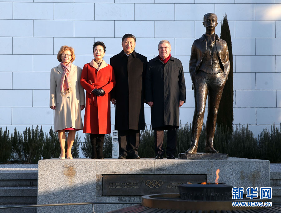1月18日,国家主席习近平在瑞士洛桑国际奥林匹克博物馆会见国际奥林匹克委员会主席巴赫。这是习近平和夫人彭丽媛与巴赫夫妇在现代奥林匹克运动发起人顾拜旦雕像前合影。新华社记者 姚大伟 摄 1月18日,国家主席习近平在瑞士洛桑国际奥林匹克博物馆会见国际奥林匹克委员会主席巴赫。这是习近平和夫人彭丽媛与巴赫夫妇在现代奥林匹克运动发起人顾拜旦雕像前合影。新华社记者 姚大伟 摄