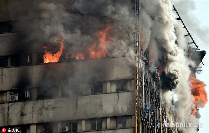伊朗首都一栋高楼起火倒塌 30名消防员殉职