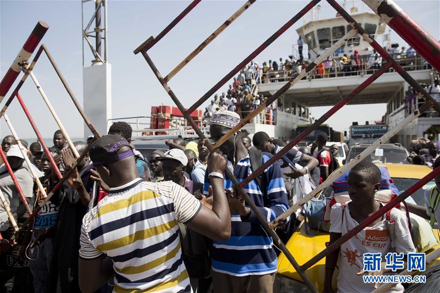 （外代一线）（1）贾梅交出冈比亚总统权力