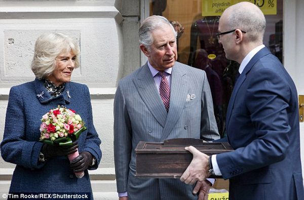 英王室收到的最奇葩礼物 种子、辣椒、高脚杯