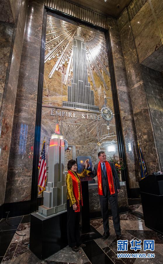 （国际）（1）美国纽约帝国大厦点彩灯庆鸡年