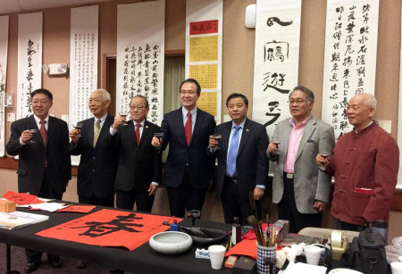 洪总领事和书法学会理事们共同举杯,祝贺大展圆满成功