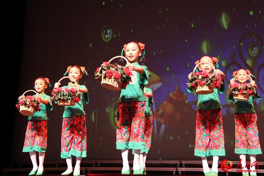 1月29日，在美国首都华盛顿举办的华府春晚上，华裔小演员们表演中国民间舞蹈。摄影：高石