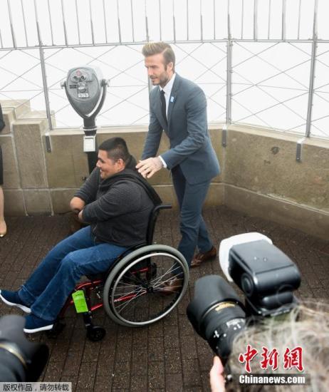 当地时间2016年12月12日，美国纽约，贝克汉姆登上纽约帝国大厦，参加联合国儿童基金会70周年庆活动，与孩子们互动父爱满满。