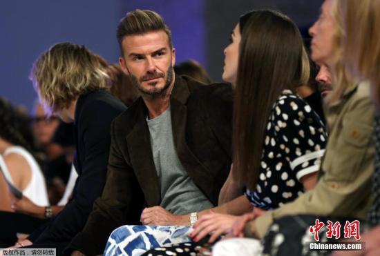 当地时间2016年9月11日，美国纽约，贝克汉姆、布鲁克林等助阵纽约2017春夏时装周Victoria Beckham专场秀。