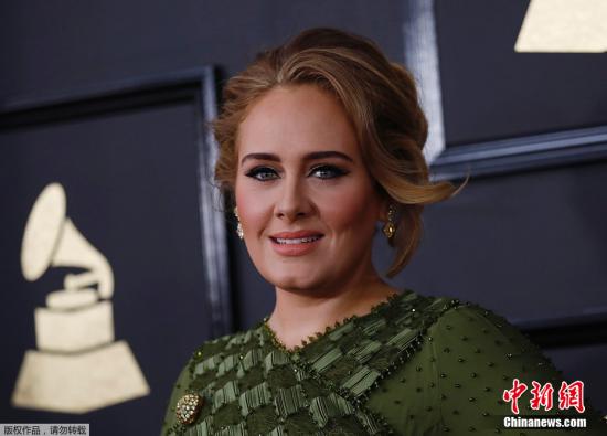 Adele捧得最佳歌曲、年度专辑、年度最佳流行女歌手、最佳流行专辑，以及最佳制作奖，成本届格莱美最大赢家。