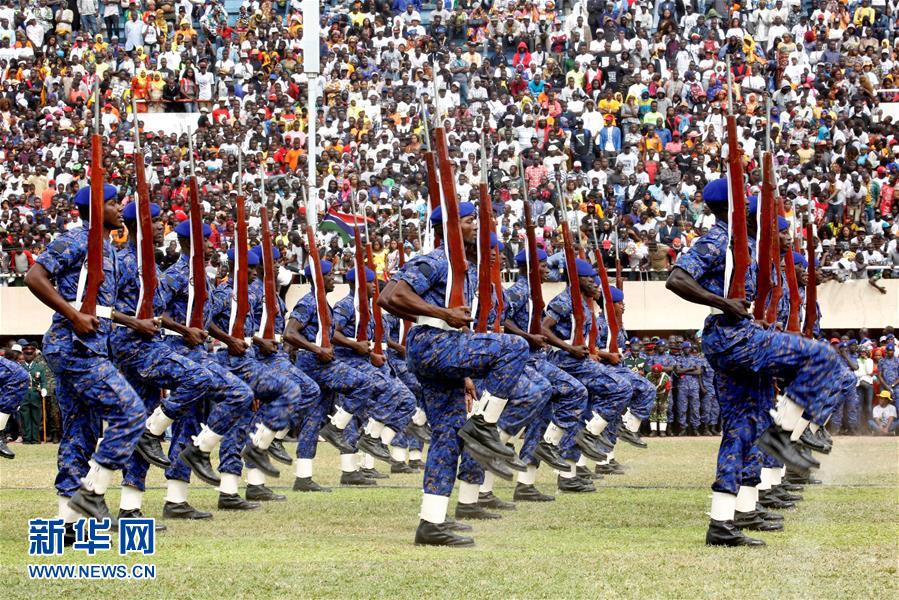 （外代一线）（11）冈比亚当选总统巴罗在首都宣誓就职 