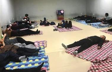 中国侨网&ldquo;小黑屋&rdquo;内设施简陋，一间屋内同时铺上好几床被子，唯一家电是一个小电视机。本版图片/受访者供图