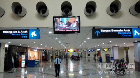 为方便日益增多的中方人员尤其是中资企业员工往来，印尼苏拉威西岛知名旅游景点和重要港口万鸦老的机场内，指示牌和路标均用中文标注。中国经济网记者田原 摄