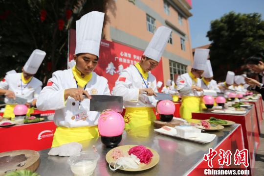 中国侨网广州新东方烹饪学院学员在气球上切肉。　刘伟　摄