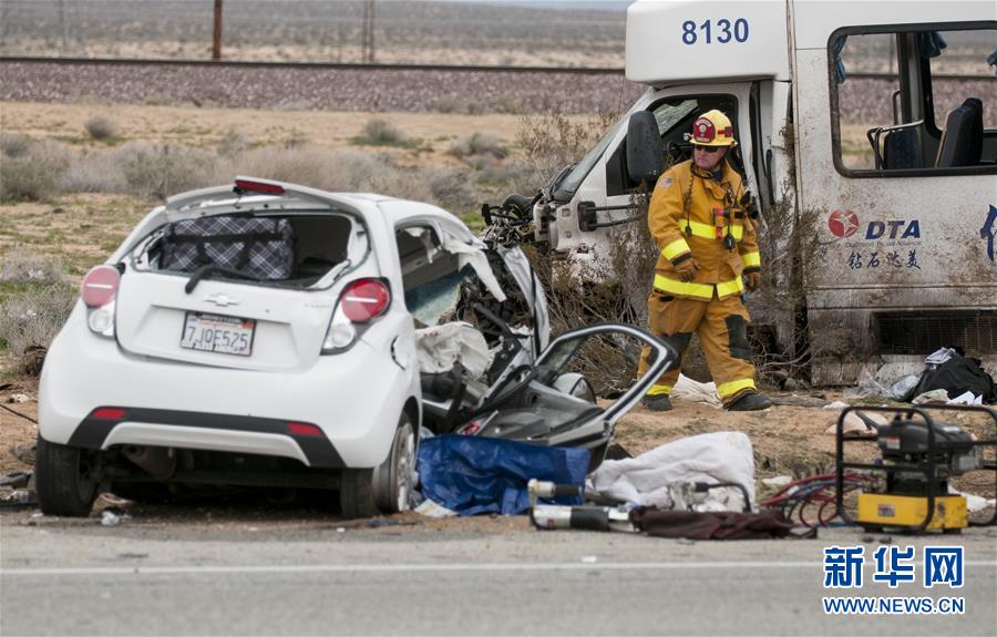 （国际）（2）洛杉矶华人公司巴士车祸致1死27伤