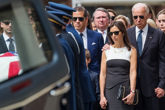 2015年6月6日，在博&middot;拜登的葬礼上，亨特&middot;拜登（右三）站在海利（右二）旁边