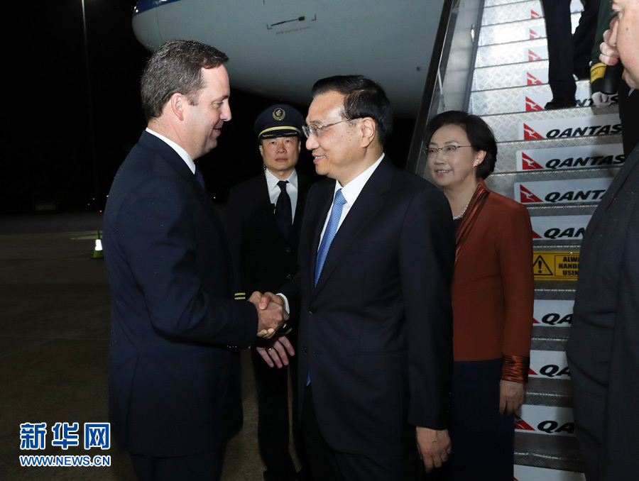 当地时间3月22日晚，应澳大利亚总理马尔科姆&middot;特恩布尔邀请，国务院总理李克强乘专机抵达堪培拉机场，开始对澳大利亚进行正式访问，并举行第五轮中澳总理年度会晤。李克强总理夫人程虹同机抵达。新华社记者 庞兴雷 摄