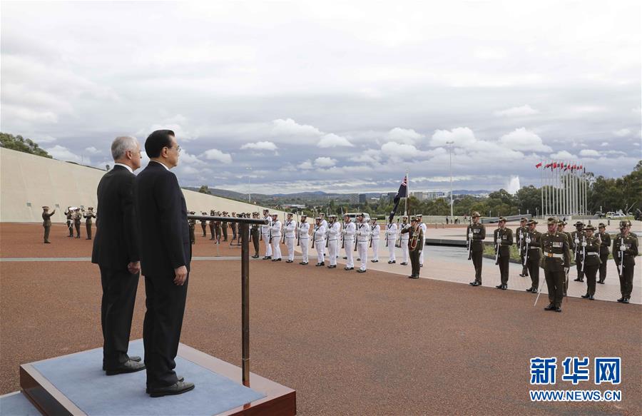 3月23日，國務院總理李克強在堪培拉議會大廈同澳大利亞總理特恩布爾舉行會談。這是會談前，特恩布爾在議會大廈廣場為李克強舉行隆重歡迎儀式。新華社記者 龐興雷 攝