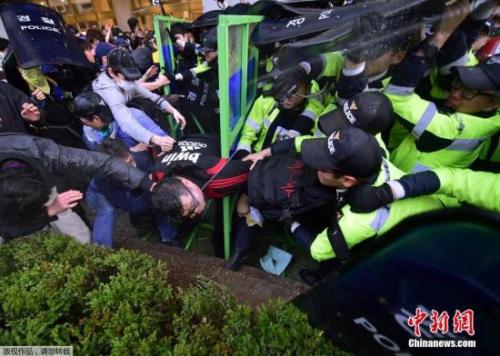 資料圖：2015年4月18日，&ldquo;世越號&rdquo;沉船遇難者家屬遊行前往總統府抗議遭攔阻，示威民眾與警方發生衝突。