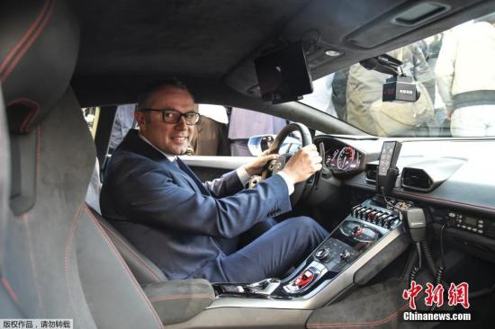 当地时间2017年3月30日，意大利罗马，兰博基尼向意大利国家警察局捐赠新款Huracan警车。意大利内政部长Marco Minniti、兰博基尼首席执行官Stefano Domenicali以及意大利警察长Franco Gabrielli出席赠送仪式。