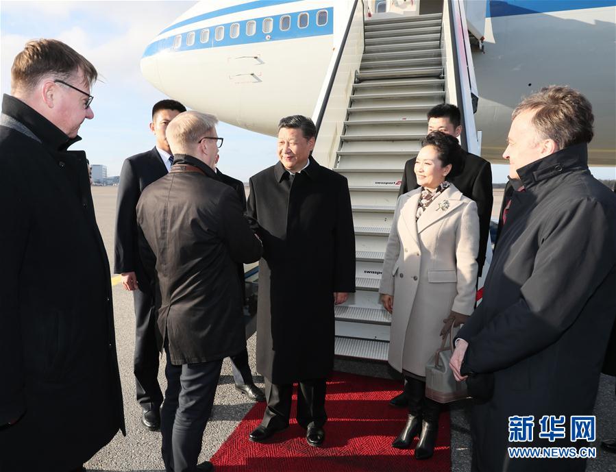4月4日，国家主席习近平乘专机抵达赫尔辛基，开始对芬兰共和国进行国事访问。这是芬兰政府代表、农业与环境部长蒂利凯宁等在舷梯旁热情迎接习近平和夫人彭丽媛。新华社记者 兰红光 摄 