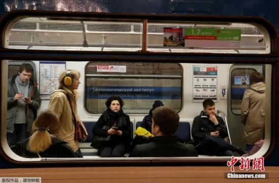 当地时间4月4日,俄罗斯圣彼得堡地铁爆炸事件发生后,从“技术学院站”到“先纳亚广场站”之间路段重新开放。