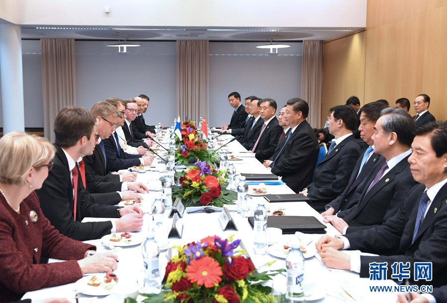 4月5日，国家主席习近平在赫尔辛基会见芬兰总理西比莱。 新华社记者饶爱民 摄 