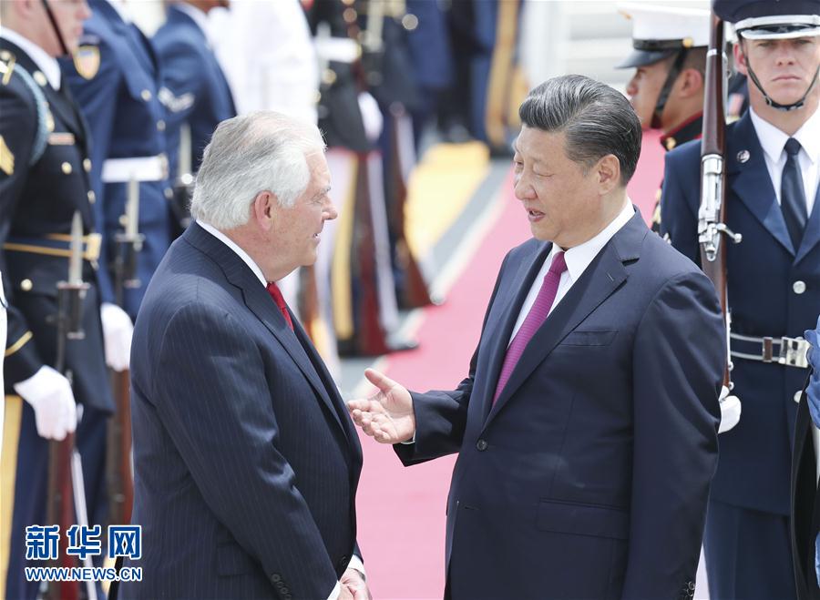 4月6日，国家主席习近平乘专机抵达美国佛罗里达州，将在海湖庄园同美国总统特朗普举行中美元首会晤。习近平和夫人彭丽媛受到美国国务卿蒂勒森夫妇等热情迎接。新华社记者 丁林 摄 