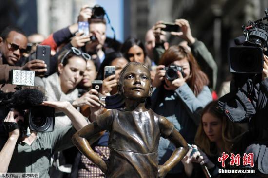当地时间3月15日,美国纽约华尔街上,一尊名为“无所畏惧的女孩”铜像成为人们争相合影的新景点。该铜像在3月8日建起,女孩双手叉腰面朝著名的华尔街铜牛。据悉,该作品是一家企业为了唤起女性领导力量,加入到公司的董事层。该雕像由艺术家克里斯汀·比斯瓦尔创作,将在纽约曼哈顿展出至少一周的时间。