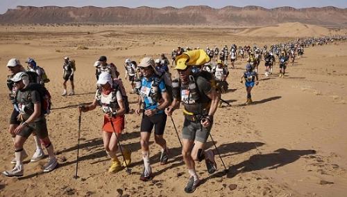 參賽者全程都要背著自己的裝備。