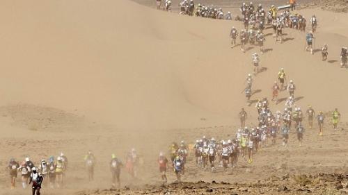 參賽者們穿越沙漠。