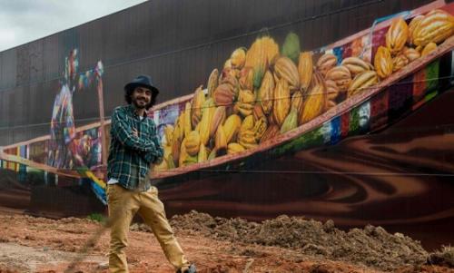 爱德华多&middot;科布拉和他此次创作的壁画。