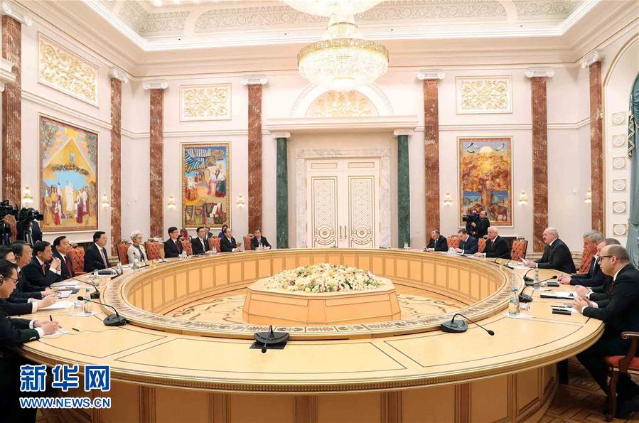 4月16日至18日,應白俄羅斯國民會議共和國院主席米亞斯尼科維奇和代表院主席安德烈琴科邀請,全國人大常委會委員長張德江對白俄羅斯進行正式友好訪問。這是4月18日,張德江在明斯克會見白俄羅斯總統盧卡申科。新華社記者 劉衛兵 攝 4月16日至18日,應白俄羅斯國民會議共和國院主席米亞斯尼科維奇和代表院主席安德烈琴科邀請,全國人大常委會委員長張德江對白俄羅斯進行正式友好訪問。這是4月18日,張德江在明斯克會見白俄羅斯總統盧卡申科。新華社記者 劉衛兵 攝