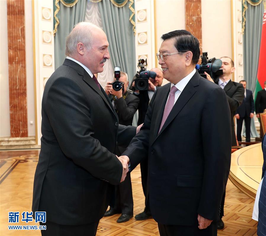 4月16日至18日,應白俄羅斯國民會議共和國院主席米亞斯尼科維奇和代表院主席安德烈琴科邀請,全國人大常委會委員長張德江對白俄羅斯進行正式友好訪問。這是4月18日,張德江在明斯克會見白俄羅斯總統盧卡申科。新華社記者 劉衛兵 攝 4月16日至18日,應白俄羅斯國民會議共和國院主席米亞斯尼科維奇和代表院主席安德烈琴科邀請,全國人大常委會委員長張德江對白俄羅斯進行正式友好訪問。這是4月18日,張德江在明斯克會見白俄羅斯總統盧卡申科。新華社記者 劉衛兵 攝